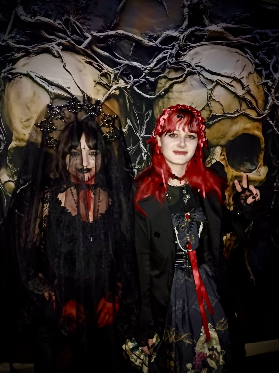 Gäste vor der Schädelwand – Halloween im Hopp, Au SG