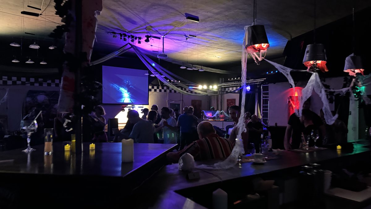 Der Saal in voller Montur – Halloween im Hopp, Au SG