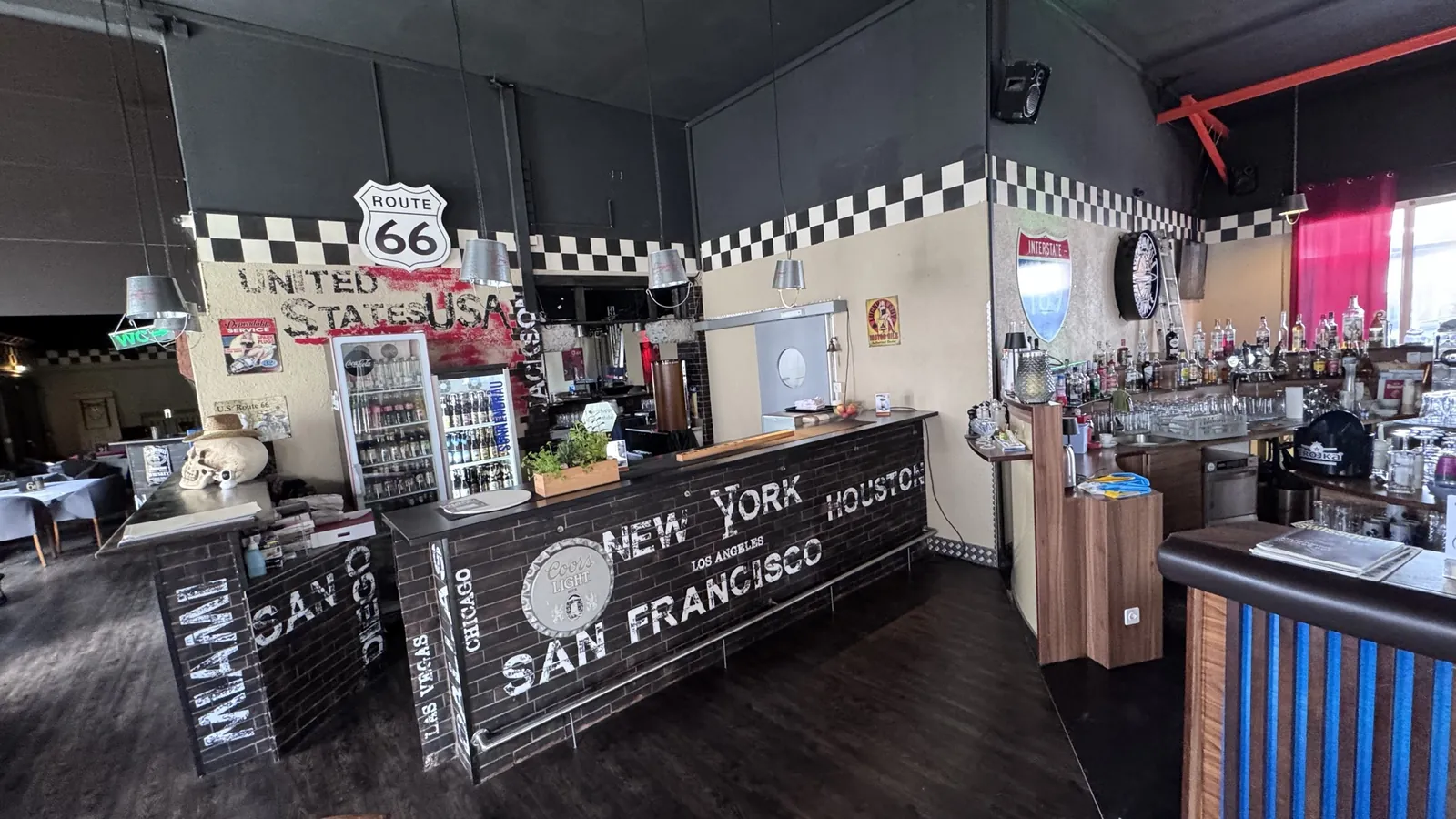 Die Bar mit Route-66-Schild, Kühlschränken und Flaschenregal